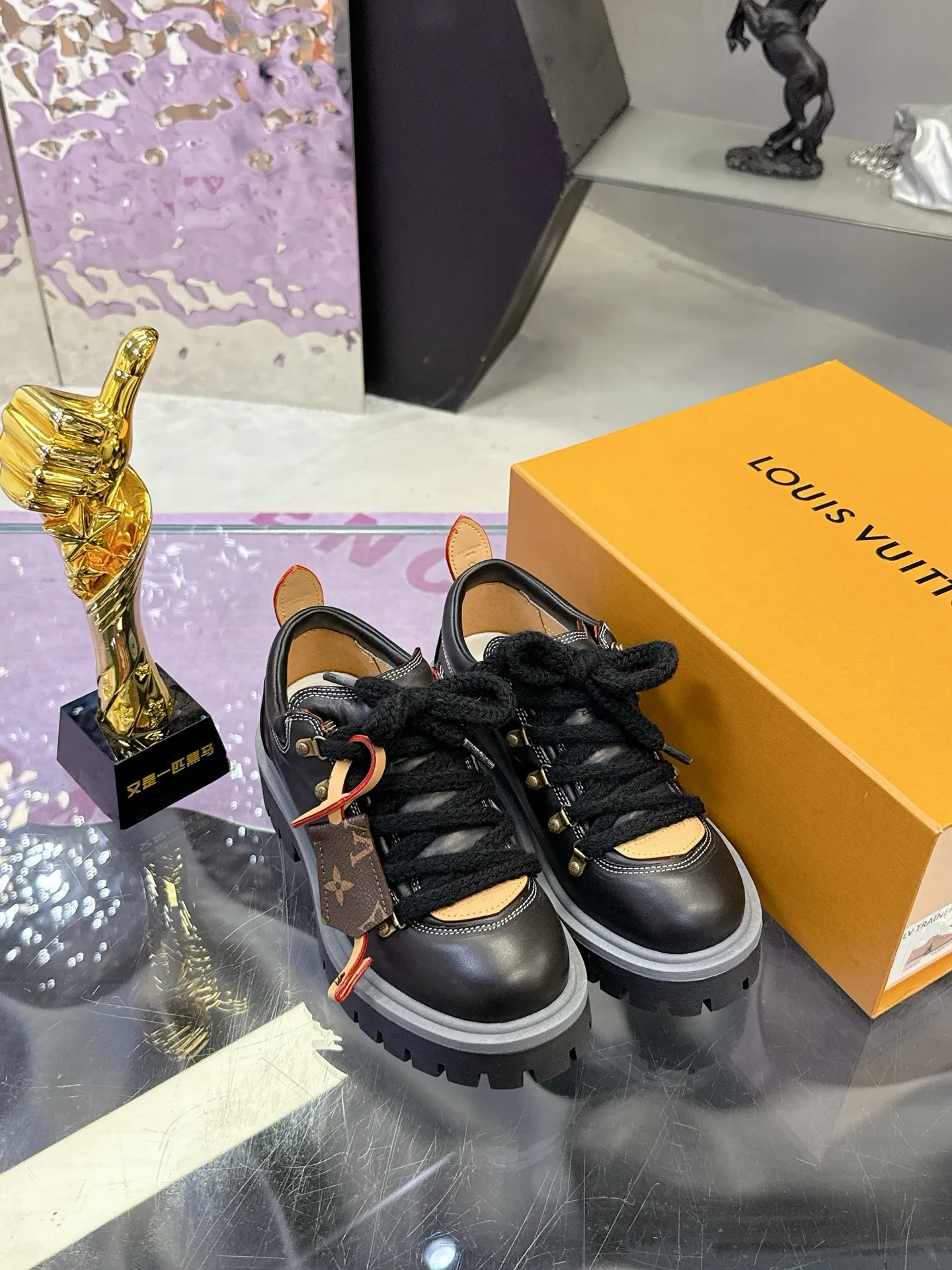 Factory price: 700💰 LV | Louis Vuitton 🧡💚2025 autumn and winter new style, top version ⚠️ The counter features the latest LV REMIX lace-up mountaineering derby shoes, new hard goods 🆕 ❥BS purchasing level! Full of high-end feel! A popular model among bloggers at home and abroad, it’s retro and fashionable, and looks stunning on your feet! Mainly recommended model on the official website★ ▪️Upper: top-quality first-layer cowhide ▪️Inner lining: imported sheepskin ▪️Outsole: original molded T men's shoes 💰U anti-slip outsole ▪️Sole height: 3.5cm ▪️Shoe size: Female 35-41 (41 customized, non-refundable) Male 39-45 (46 customized, non-refundable)